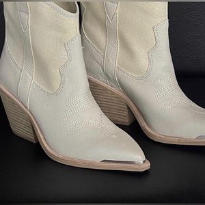 Dolce Vita Nashe Booties, Vanilla Nubuck size 7, worn once indoors only.